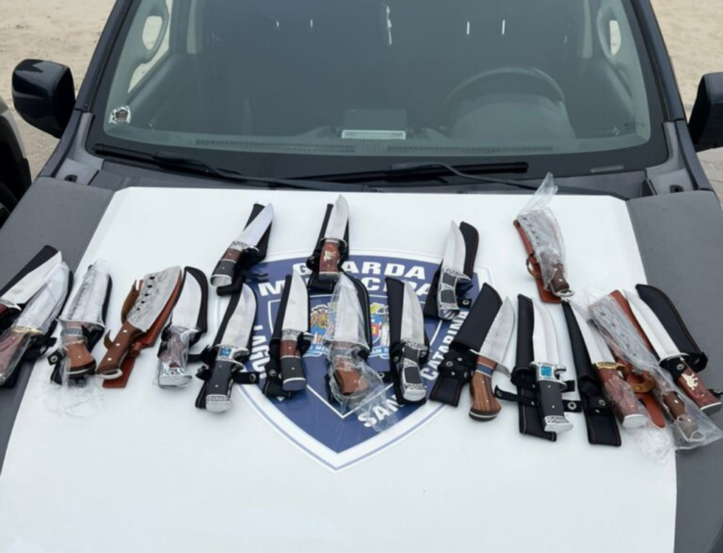 Operação apreende 18 facas vendidas na praia de Laguna