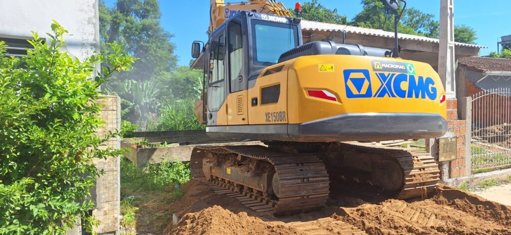 São José demole obra irregular que obstruía galeria pluvial
