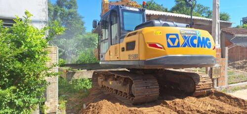São José demole obra irregular que obstruía galeria pluvial
