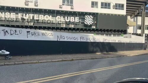 Torcida do Figueirense protesta contra diretoria no Scarpelli