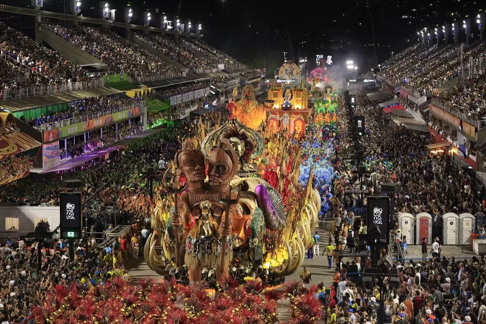 Última noite do Grupo Especial leva homenagens à Sapucaí no RJ