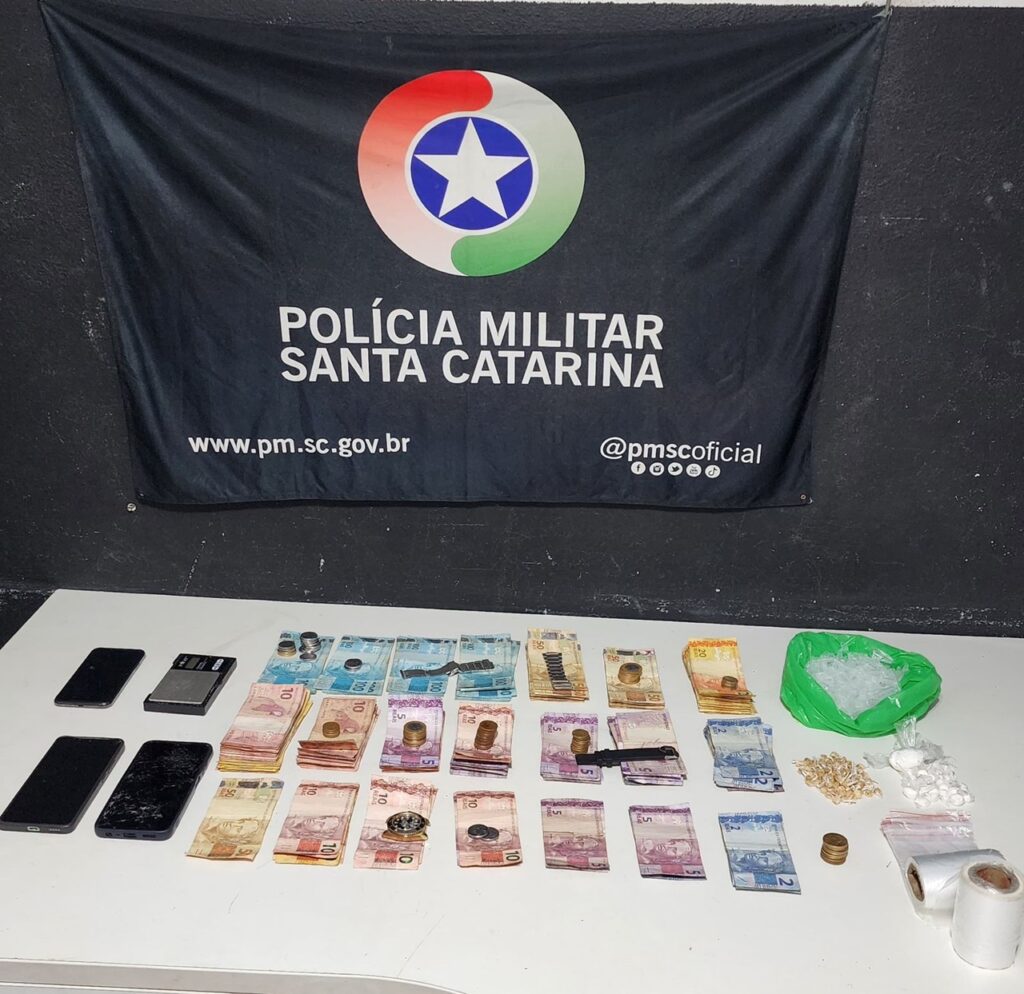 Ação policial desmonta dois pontos de tráfico de drogas e apreende R$ 8,7 mil em Itajaí