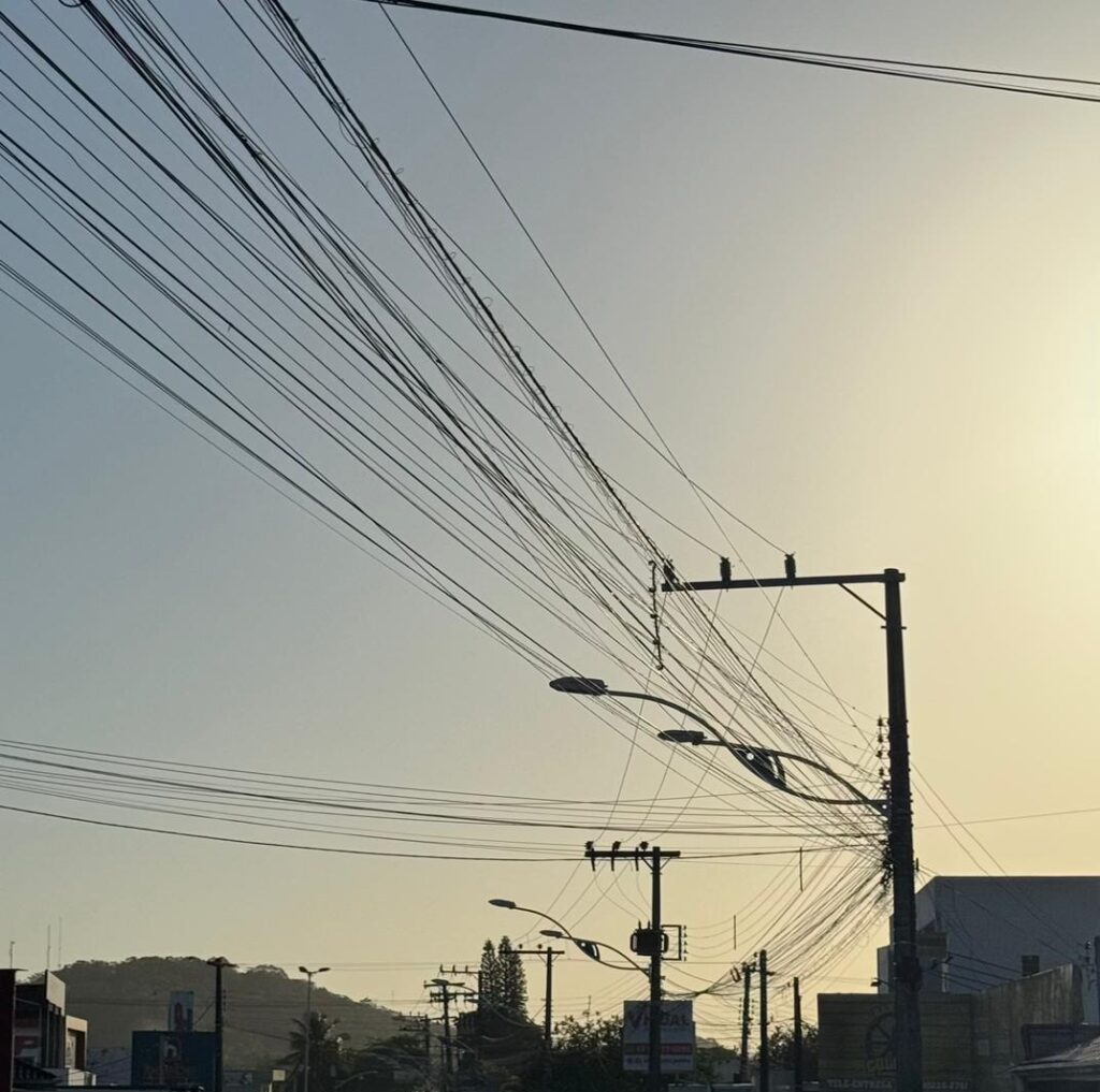 Mutirão para organização de fiação em postes começa nesta terça-feira em Penha