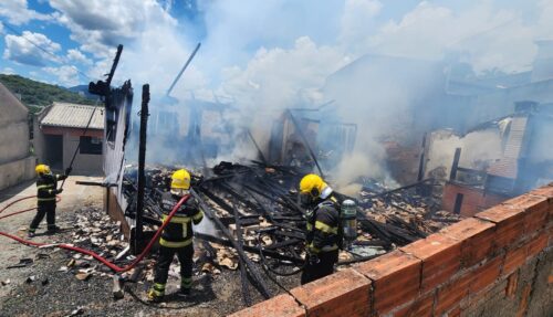 Fogo consome residência em Blumenau