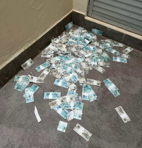 Dinheiro é lançado por janela de apartamento durante operação policial no Litoral Norte de SC