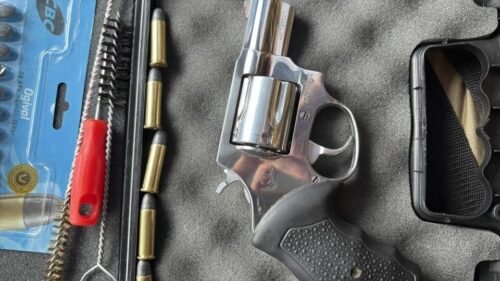 Homem é levado para hospital após manter irmã sob ameaça com arma de fogo por mais de 20 dias em Gaspar