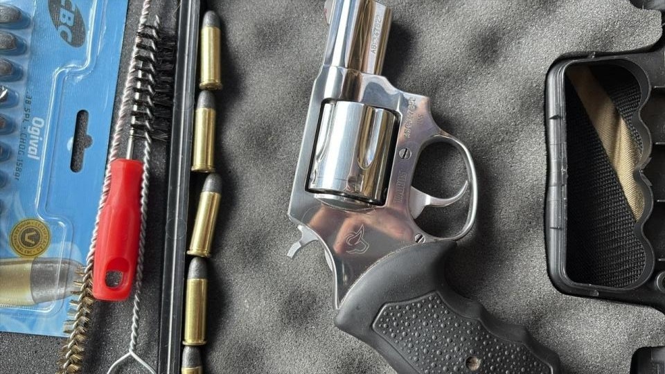 Homem é levado para hospital após manter irmã sob ameaça com arma de fogo por mais de 20 dias em Gaspar