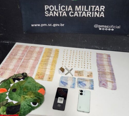 Entorpecentes são encontrados em bolsas de bebê e suspeitos por tráfico de drogas são presos em Itajaí