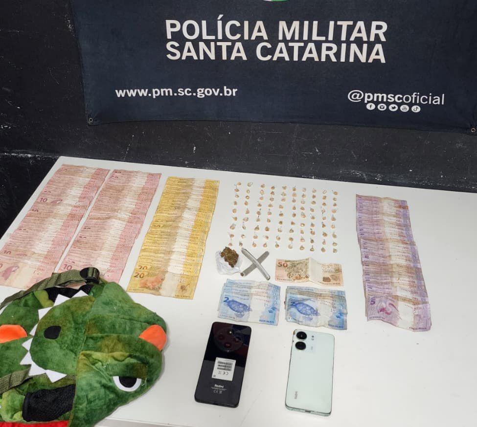 Entorpecentes são encontrados em bolsas de bebê e suspeitos por tráfico de drogas são presos em Itajaí