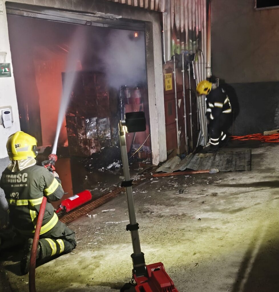 Depósito de tecidos é destruído por incêndio de grandes proporções em Blumenau. - Foto: Divulgação