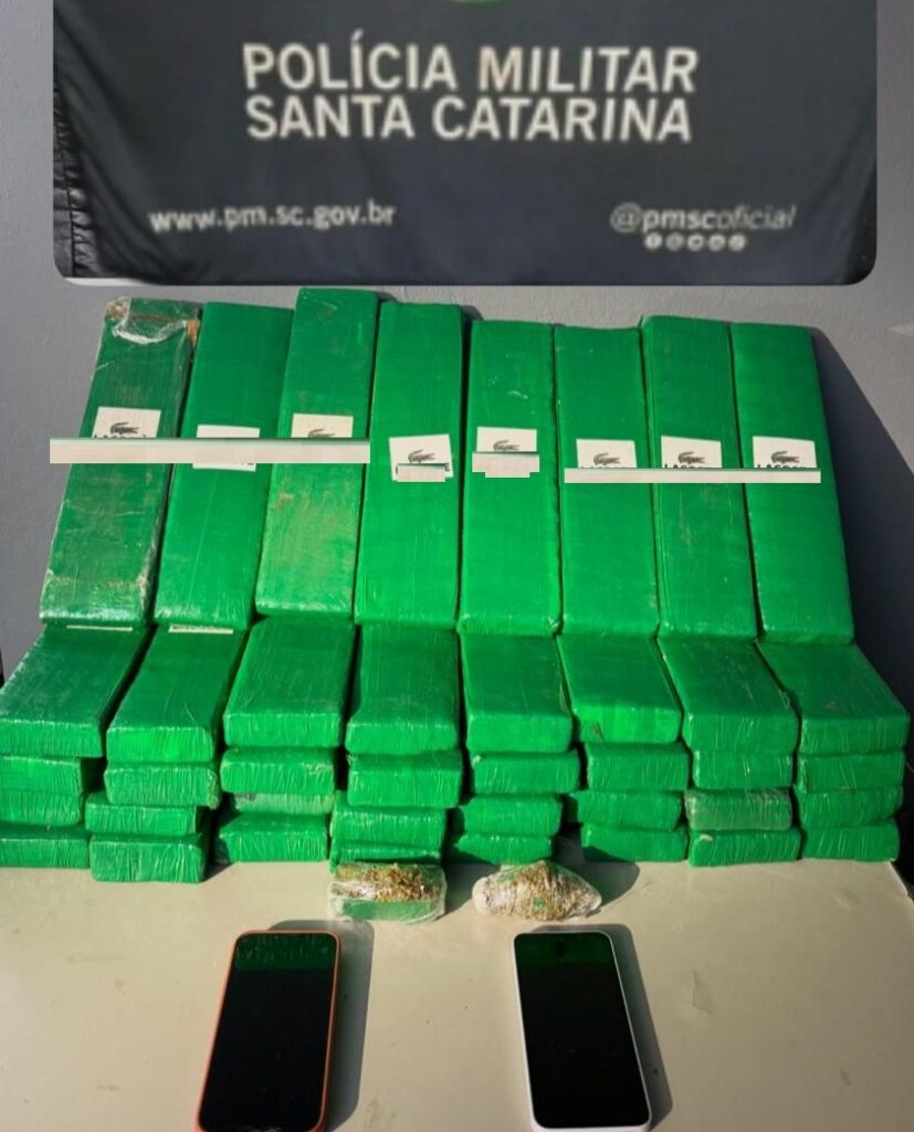 Mais de 35kg de drogas são apreendidos em veículo ocupado por casal e criança em Barra Velha