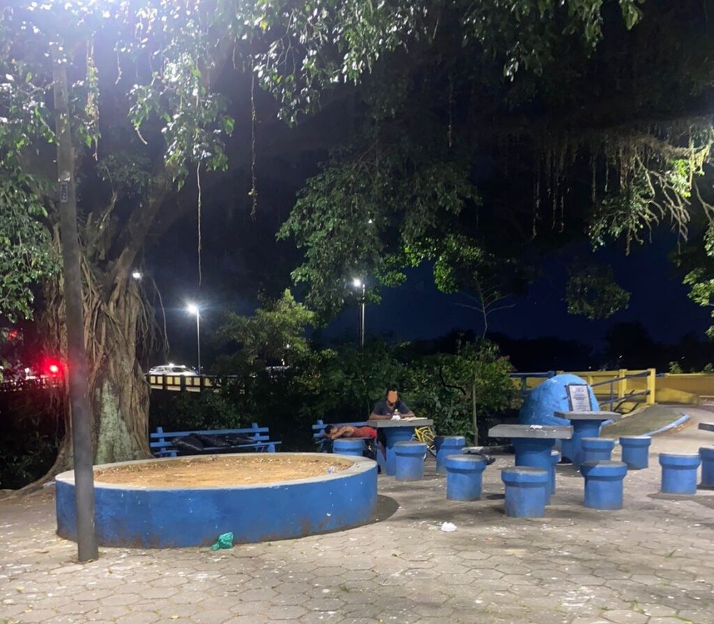 Travesti em situação de rua é suspeita de matar homem a facadas em praça de Itajaí