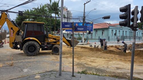 Rua de Itajaí recebe implantação de rede de esgoto nesta semana