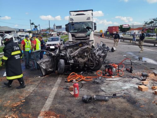 Acidente na BR-101 em Itajaí deixa apenas uma criança viva em automóvel ocupado também por pais e avó