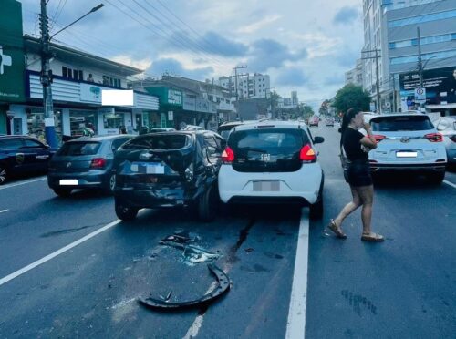Colisão entre três veículos deixa trânsito lento em avenida de BC