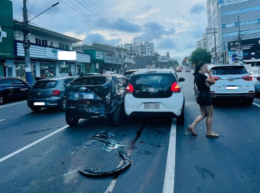 Colisão entre três veículos deixa trânsito lento em avenida de BC