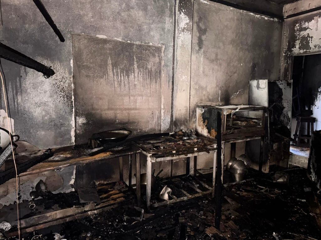 Incêndio provoca destruição e comércio e deixa proprietário com queimaduras em Porto Belo