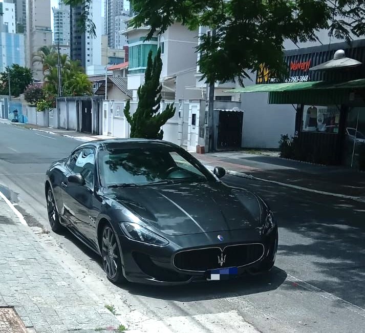 Maserati com débito de quase R$ 50 mil é apreendido em BC