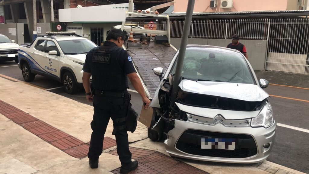 Condutor desmaia, colide em placa e escapa ileso em Balneário Camboriú