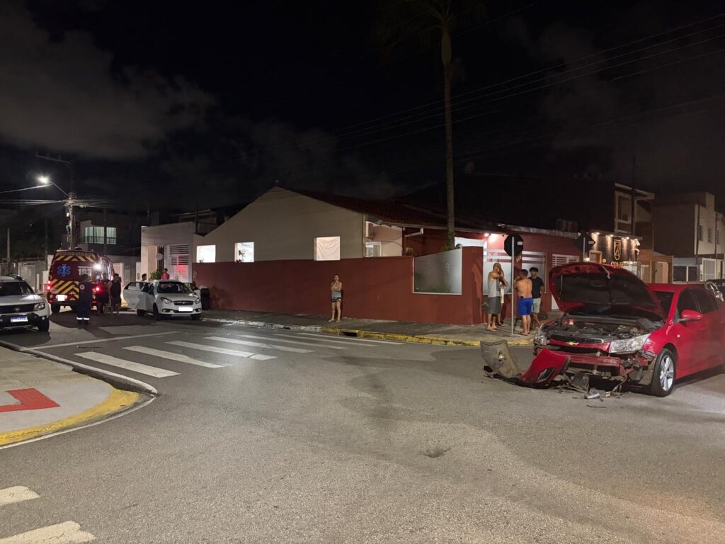 Colisão seguida de capotamento deixa mulher ferida Camboriú