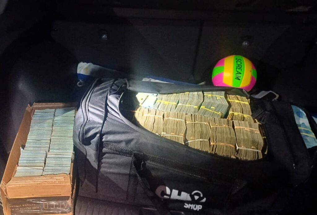 Abordagem policial na BR-101 localiza R$ 2 milhões em veículo com placas de Itajaí