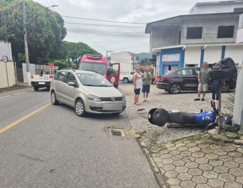 Colisão entre motocicleta e automóvel deixa motociclista ferido em Penha