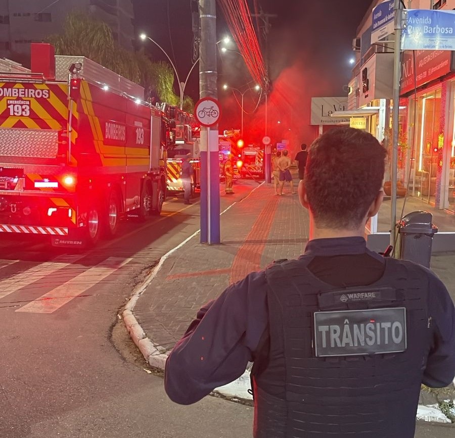 Restaurante é atingido por incêndio no Centro de BC nesta madrugada de sexta-feira