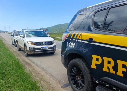 Mãe sem habilitação é presa em Porto Belo em veículo furtado com placas clonadas e as três filhas no banco de trás
