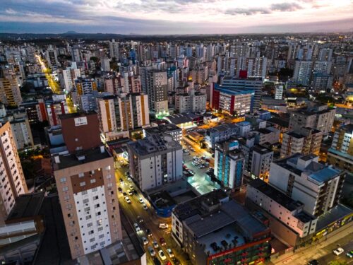 Empresas em Criciúma: Mercado Livre que chega, Itaú e Angeloni enxugam