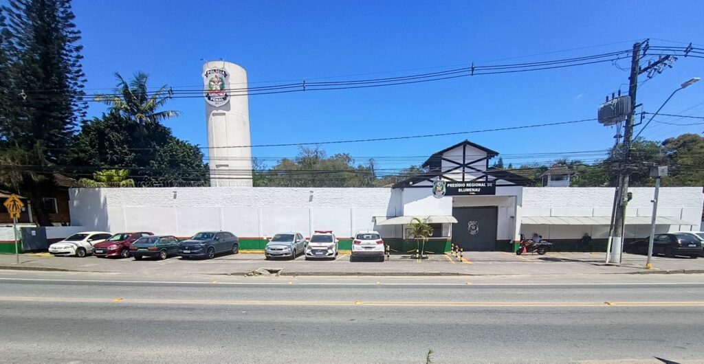 Detentos provocam incêndio no Presídio Regional de Blumenau