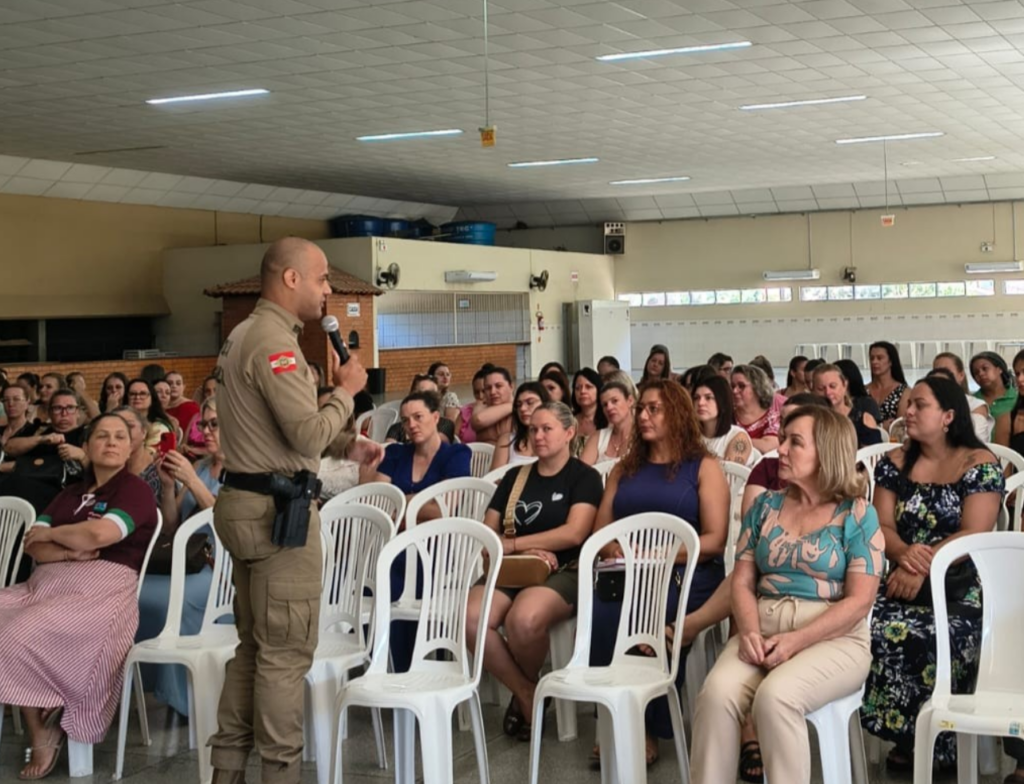 Professores de Urussanga recebem capacitação da PM sobre segurança escolar