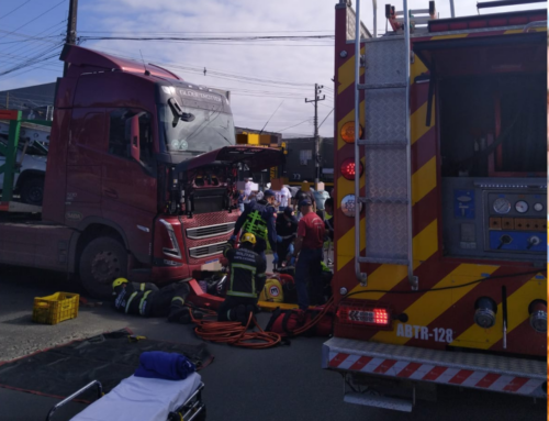 Duas mulheres ficam feridas em grave acidente entre caminhão e moto em Criciúma