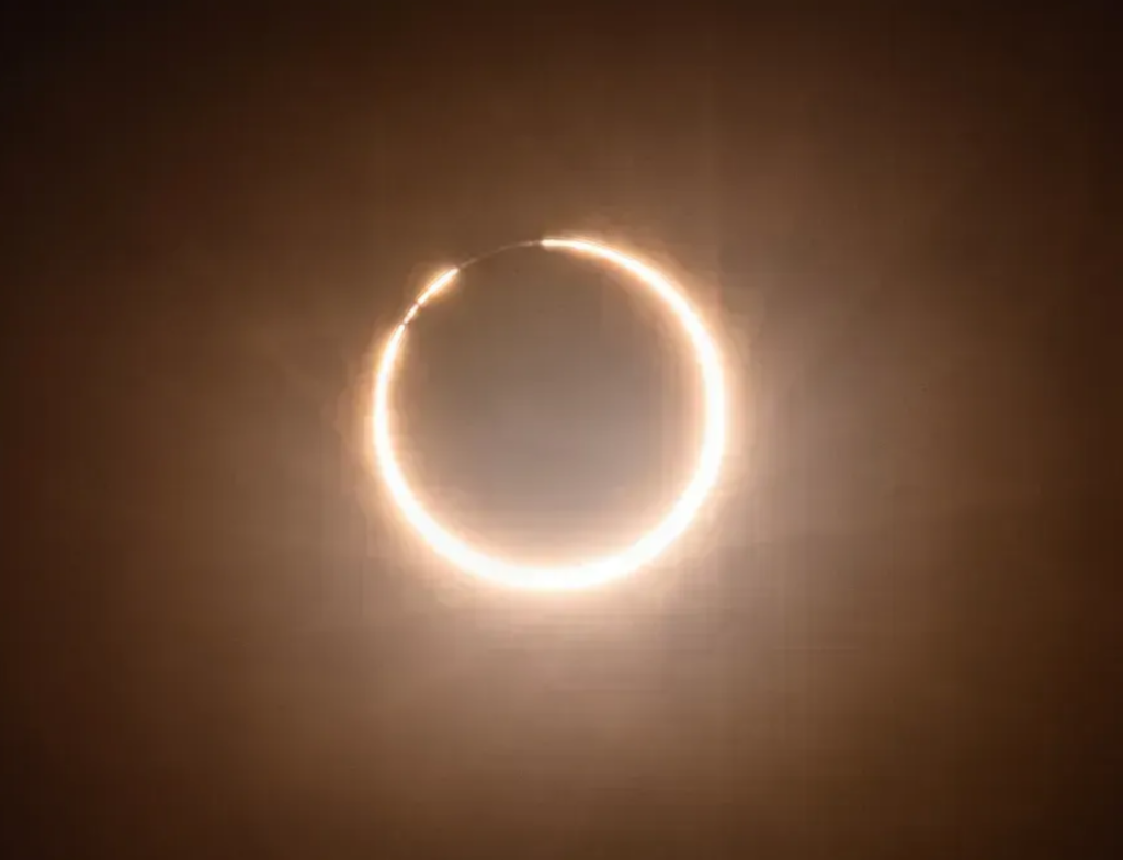 Eclipse solar anular forma “Anel de Fogo” sobre a Antártida em fevereiro de 2026