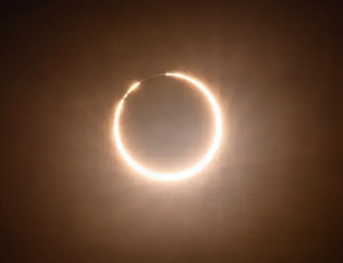 Eclipse solar anular forma “Anel de Fogo” sobre a Antártida em fevereiro de 2026