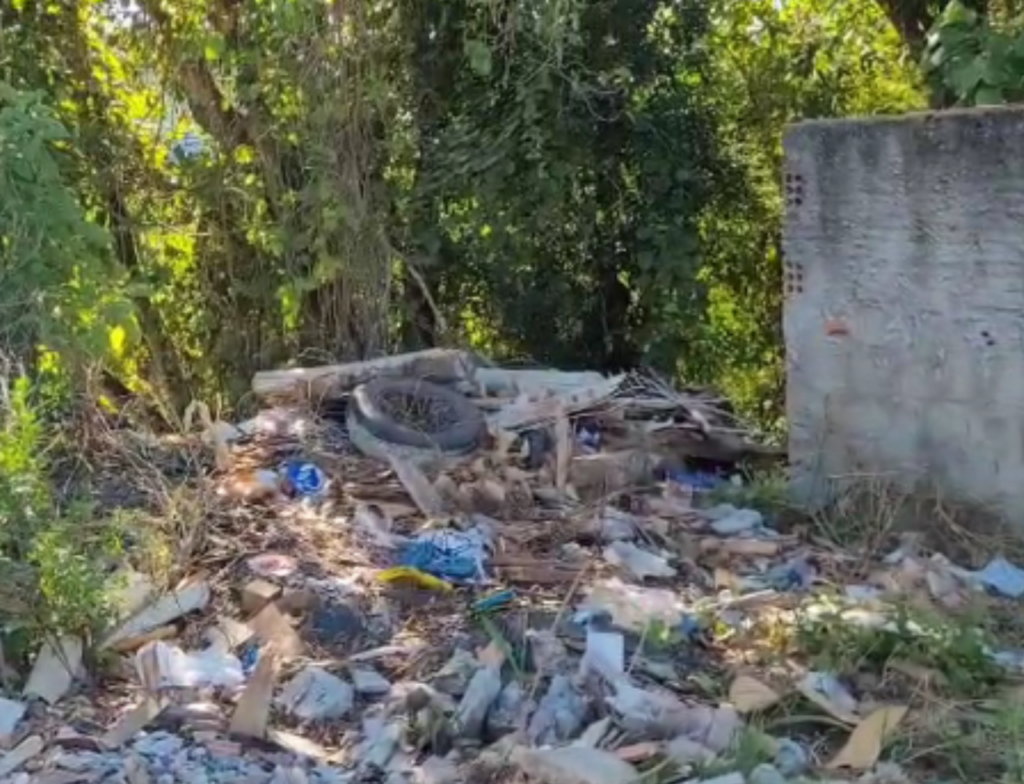 Lixo acumulado preocupa moradores no São Francisco