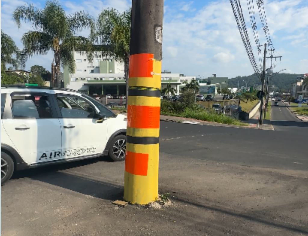 Poste em avenida nova de Criciúma chama atenção e exige cuidado de motoristas