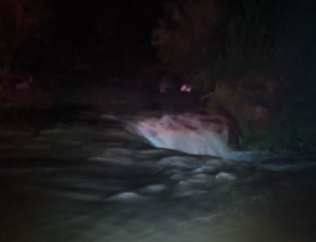 Casal é resgatado após carro ser arrastado por correnteza em Criciúma