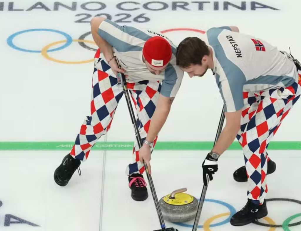 Calça quadriculada da Noruega vira tributo no curling