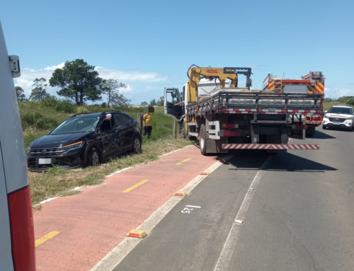 Idosa fica presa em carro após colisão em Balneário Rincão