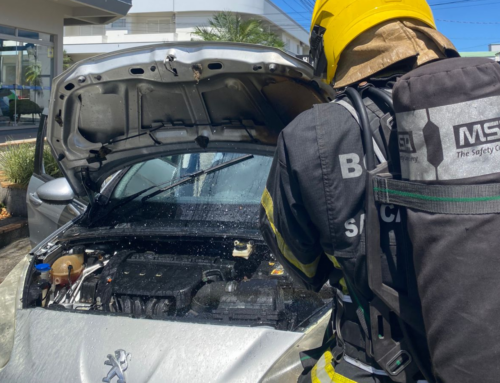 Princípio de incêndio em veículo mobiliza Bombeiros no bairro Coloninha, em Araranguá