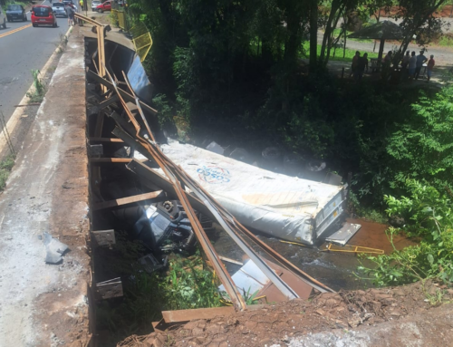 Motorista fica gravemente ferido após caminhão tombar e colidir em ponte na SC-157