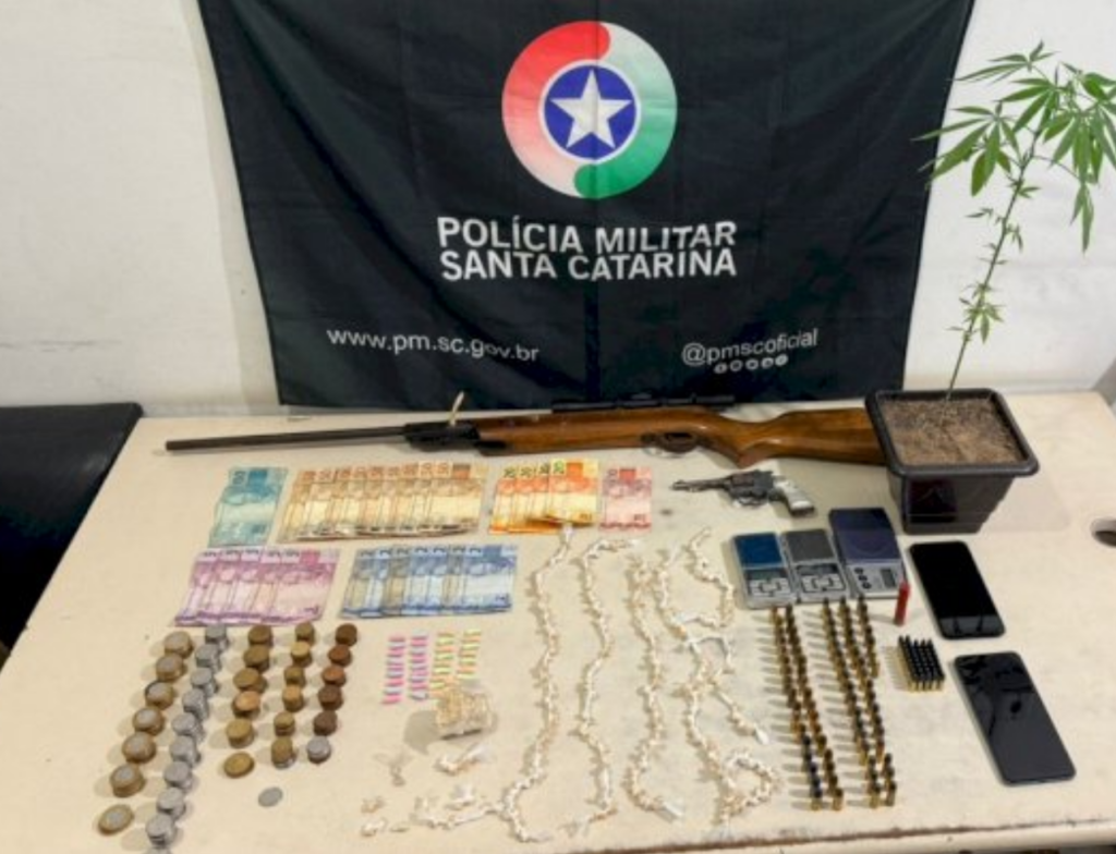 Dois homens são presos por tráfico e porte ilegal em SC