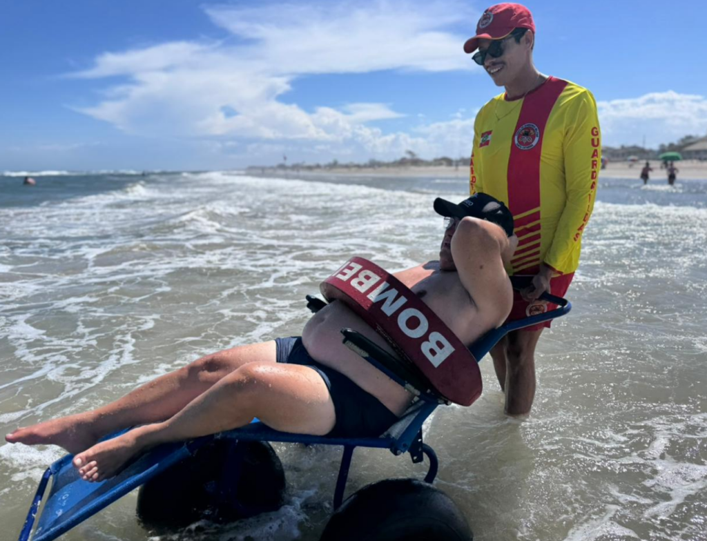 Projeto Praia Acessível devolve banho de mar a idoso no Sul de SC