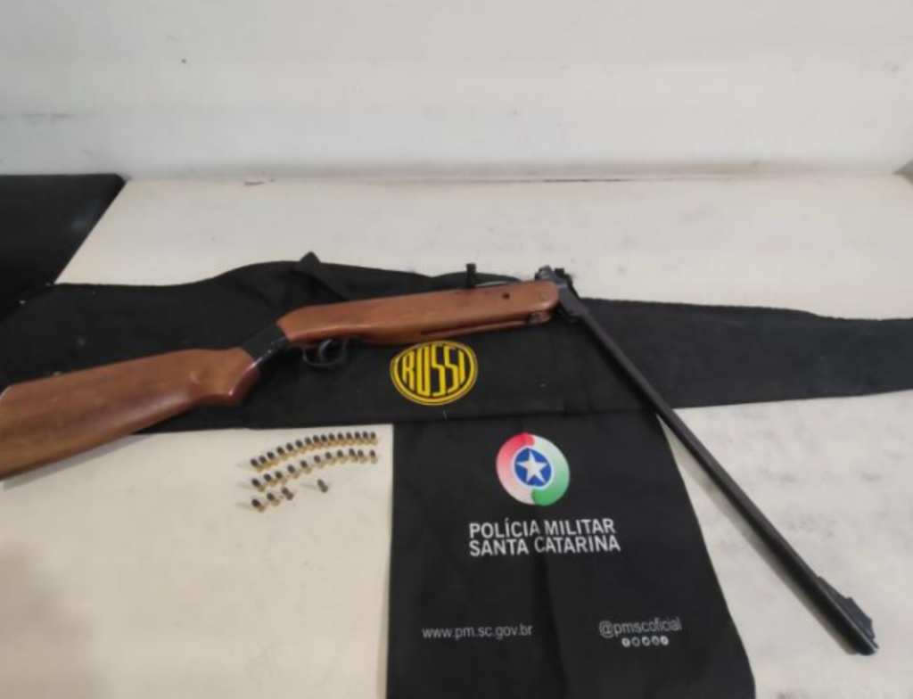 Homem é preso por ameaça e PM apreende rifle em Araranguá