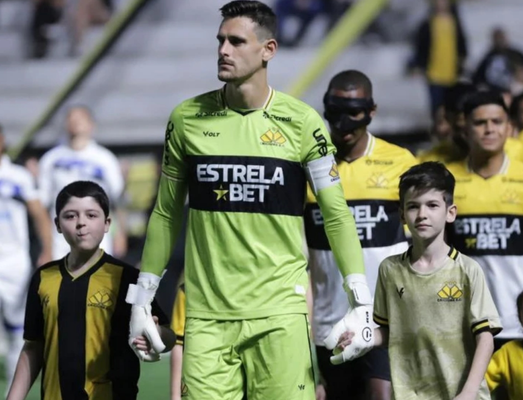 Criciúma encaminha saída de Georgemy e aguarda reforço