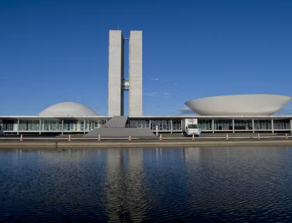 Congresso aprova reajuste salarial e novas vantagens a servidores do Legislativo