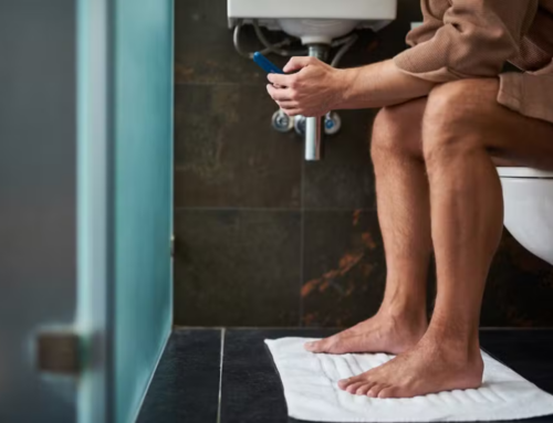 Homens devem urinar em pé ou sentados? O que a ciência e a urologia dizem sobre o hábito