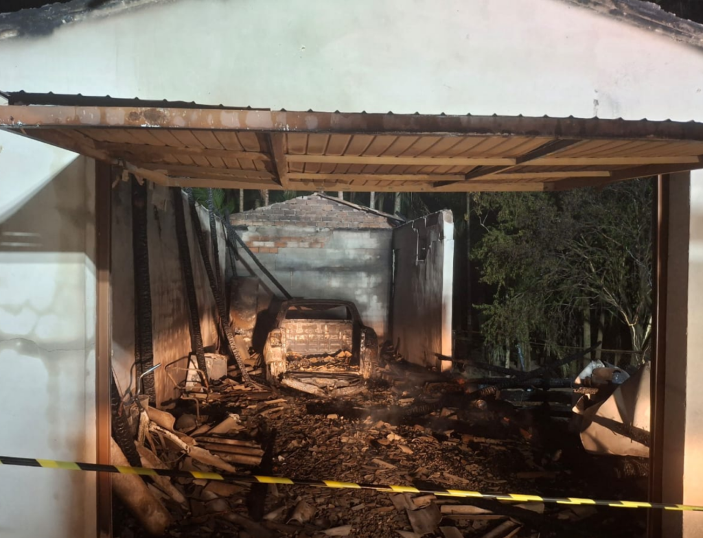 Incêndio destrói garagem, paiol e veículo em Nova Veneza