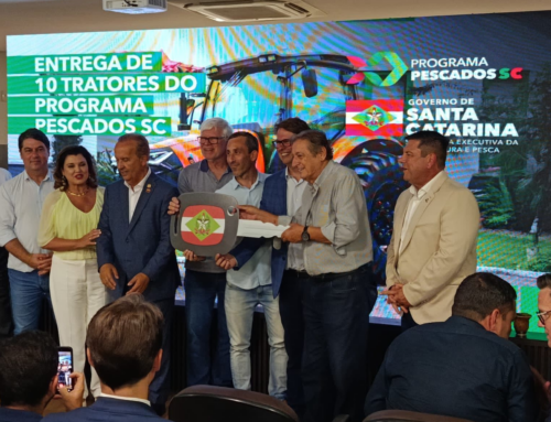 Governo de SC entrega trator a Araranguá por meio do Programa Pescados SC
