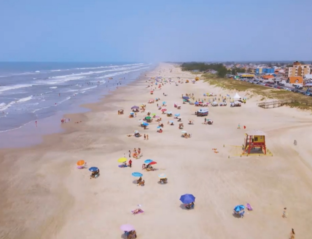 Temporada de verão em Balneário Gaivota tem público menor e estadias mais curtas